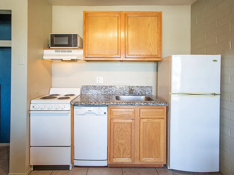 University Manor — Photo 8