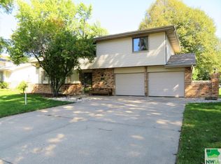 312 Broadmoor Dr, South Sioux City, NE 68776