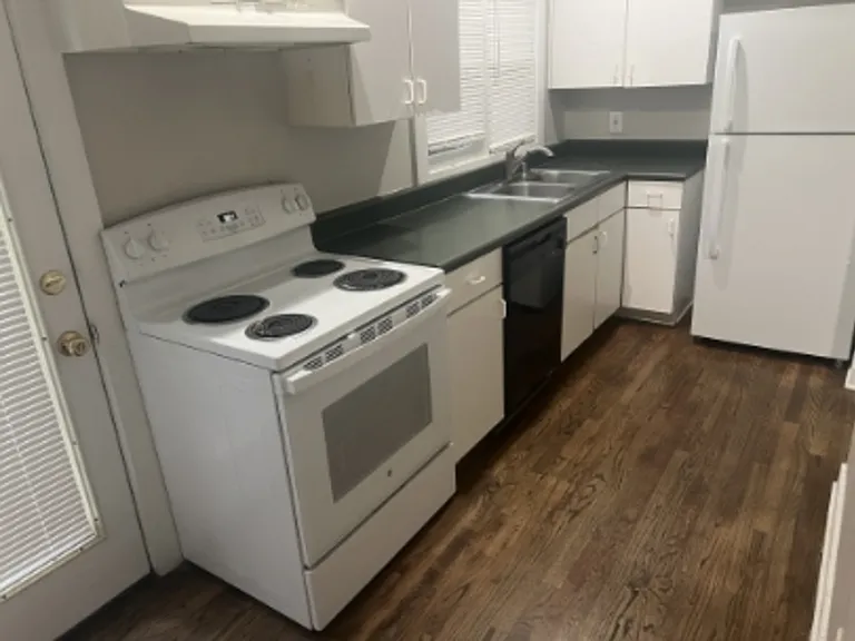 925 Greenwood Ave NE #D — Photo 5