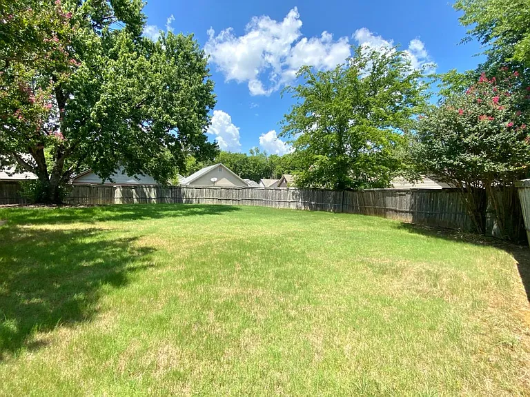 656 Bartlett Ln — Photo 10