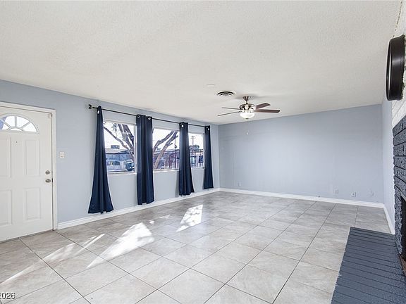 2nd image of 1613 Manhattan Dr