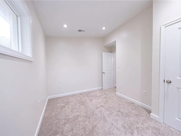 1165 Kings Ln — Photo 25