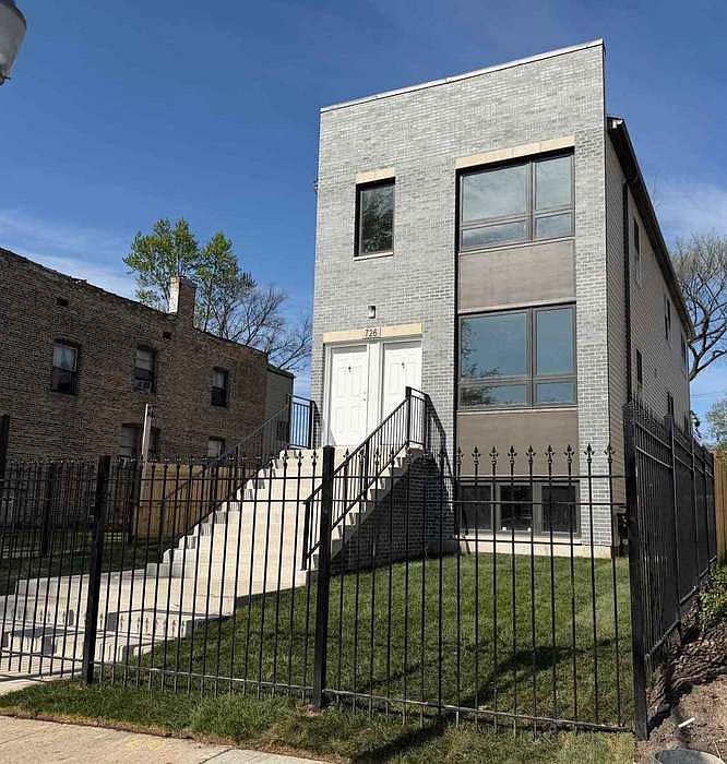 1st image of 726 N Lotus Ave #2