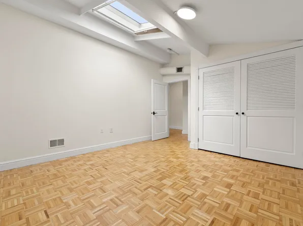 300 Communipaw Avenue image 22 of 50