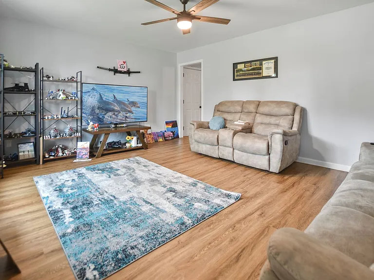 220 Marshall Dr — Photo 4