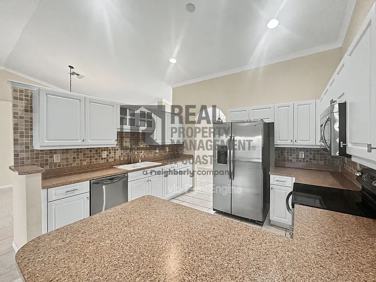 2117 NE 40th St — Photo 12