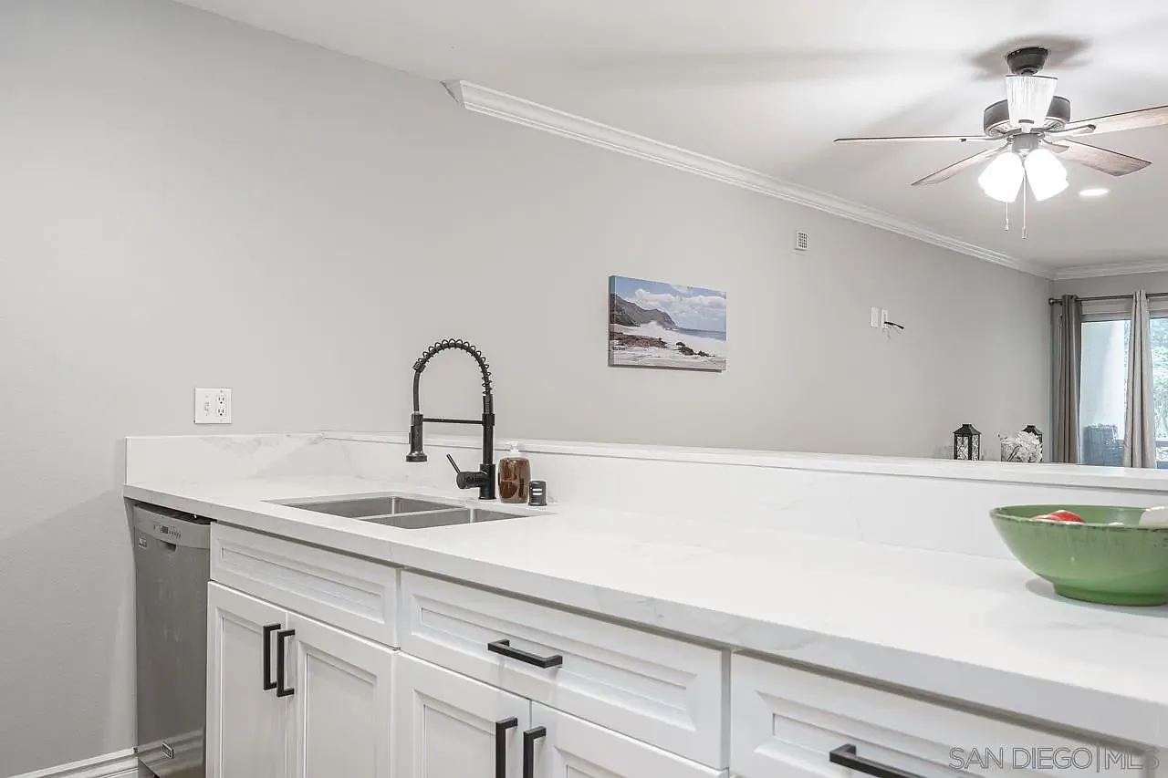 2 bed, 2.0 bath, 950 sqft, $3,600 — Photo 2