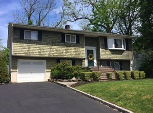 5 Old Coach Rd, East Setauket, NY 11733