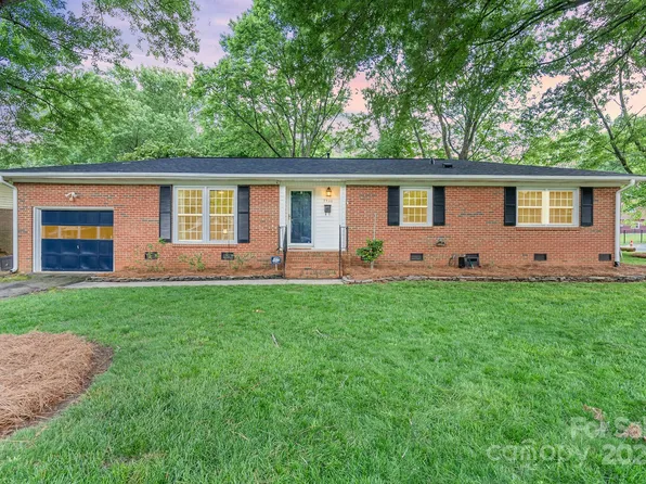 7500 Woodstream Dr, Charlotte, NC 28210