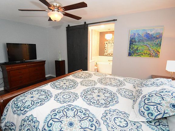 En suite master bath