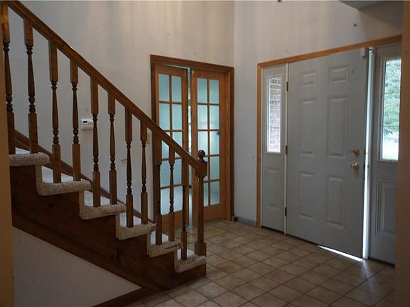 2nd image of 715 Maple Dr