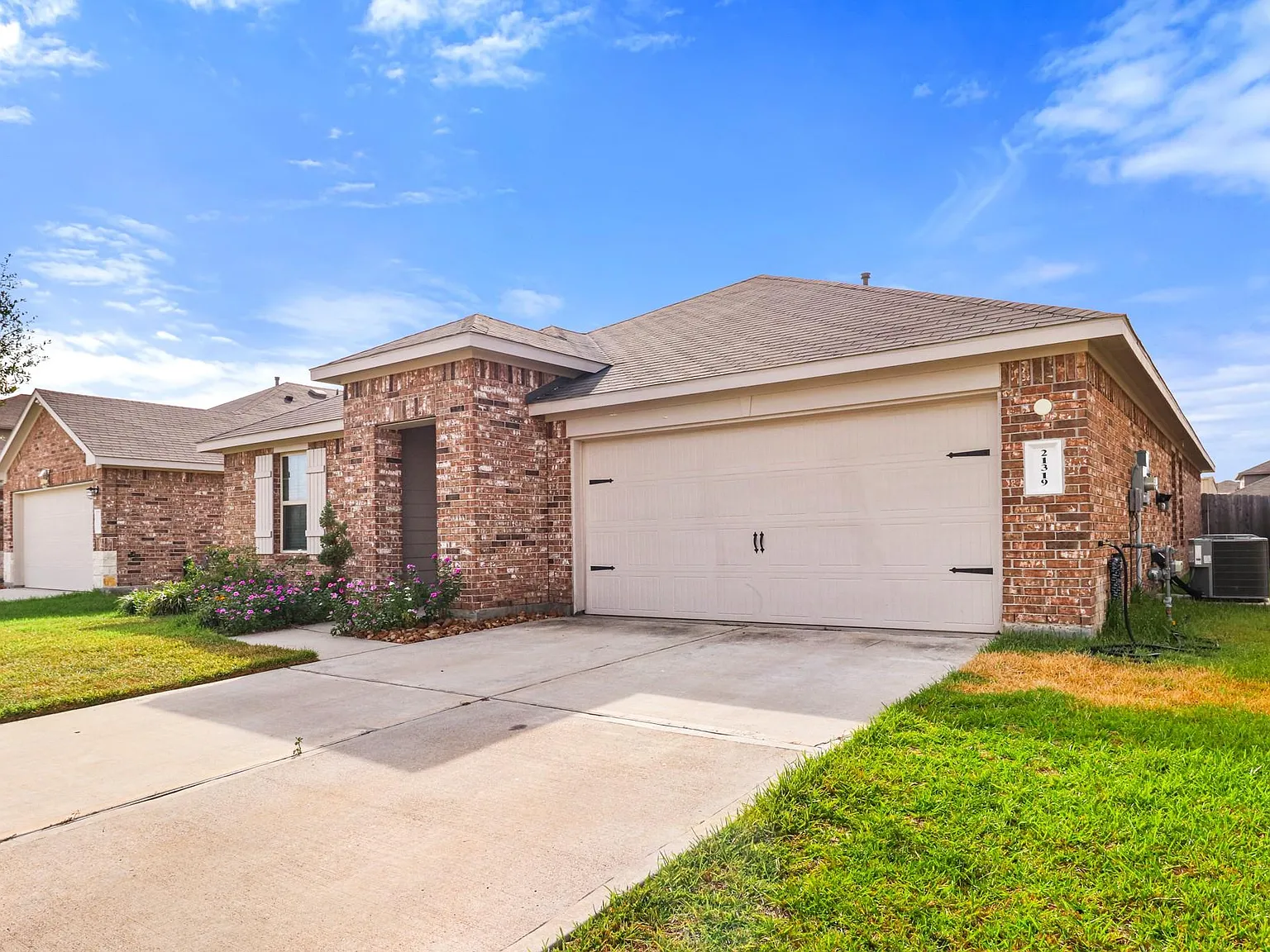 4 bed, 2.0 bath, 1838 sqft, $2,300 — Photo 2