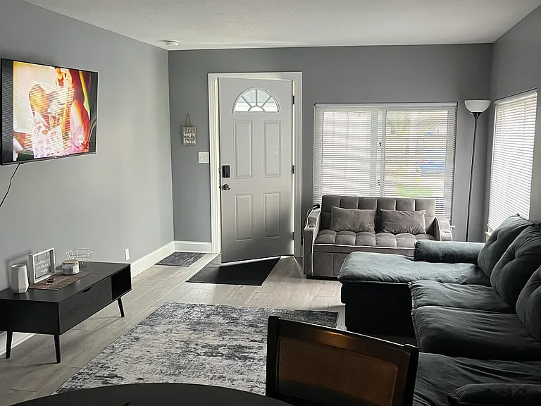 605 E Jane St — Photo 1