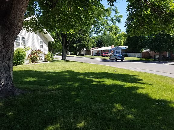 2nd image of 1730 Raymond Dr