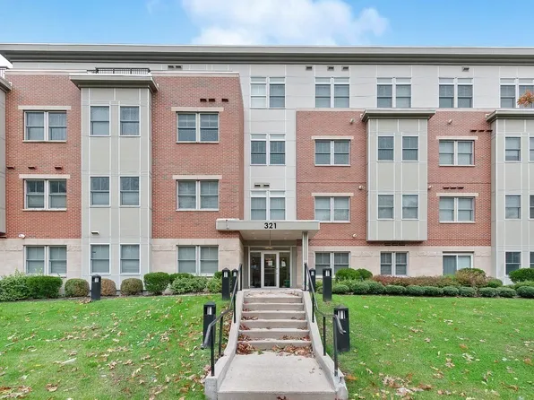 321 Hammond Pond Pkwy Unit 106, Brookline, MA 02467