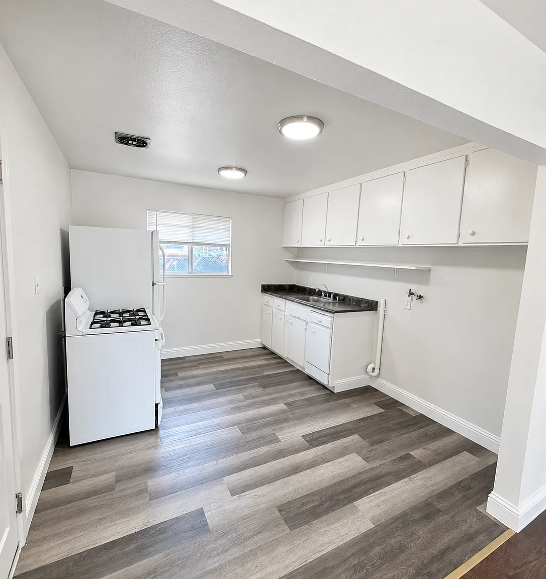 Great updated cottage in gated community with Bonus Room! — Photo 3