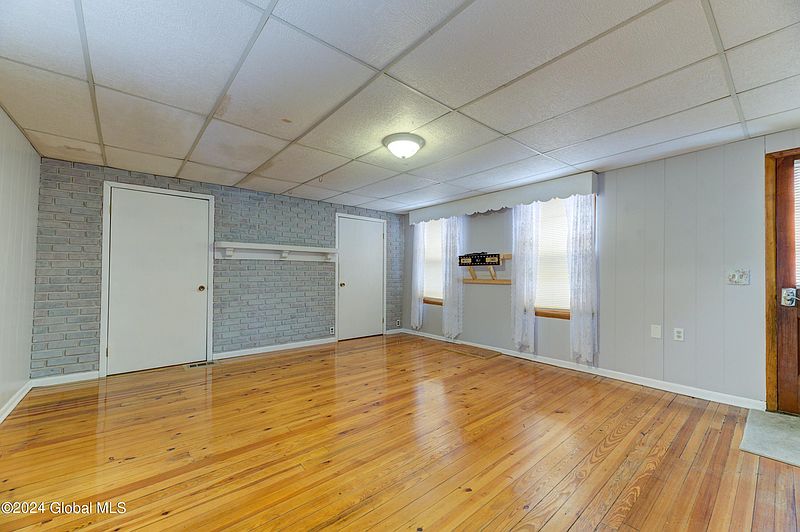 5th image of 54 Bank Street