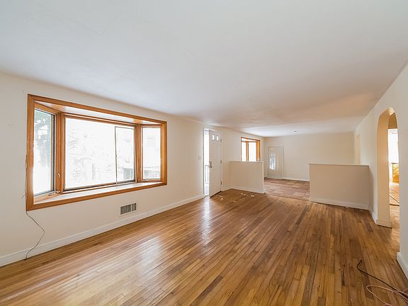 4th image of 16 Louis Ave