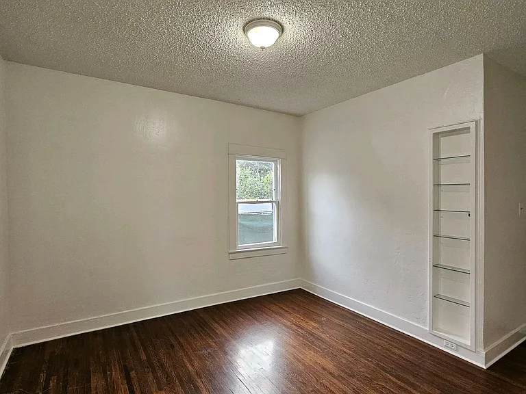 1058 Molino Ave — Photo 4