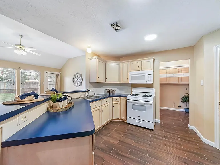 5219 Bay Pines Dr — Photo 11