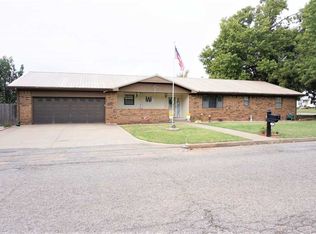 309 N 10th St, Perry, OK 73077