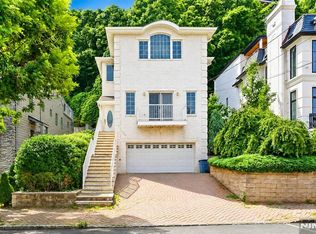 750 Undercliff Ave, Edgewater, NJ 07020