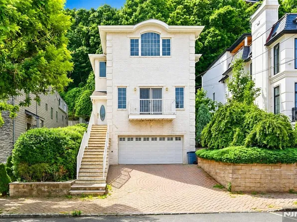 750 Undercliff Ave, Edgewater, NJ 07020