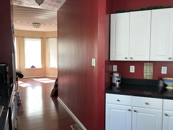3rd image of 320 W 33rd St