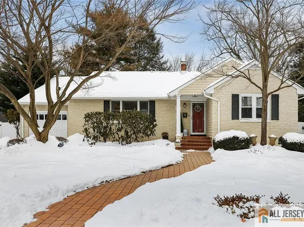 25 Beverly Ct, Metuchen, NJ 08840