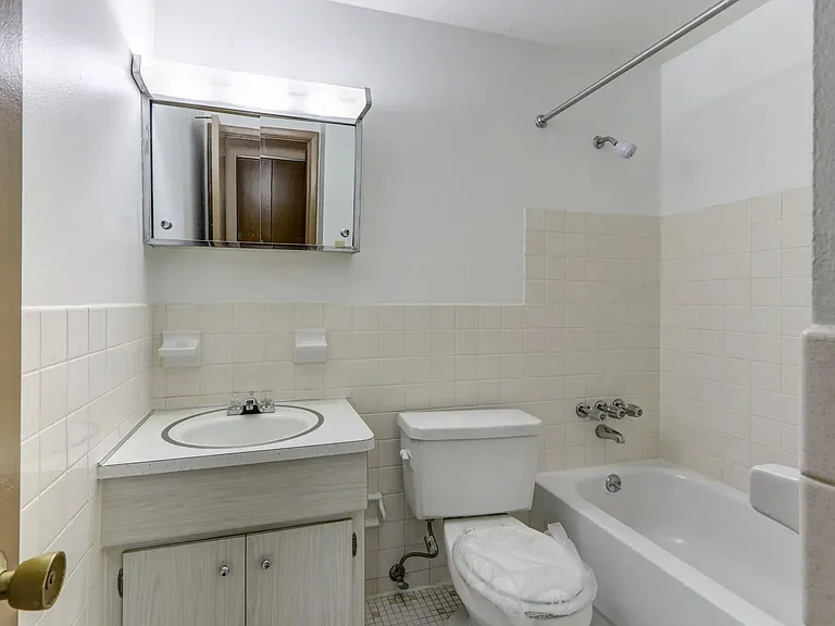Ellacott Parkway Apartments — Photo 38