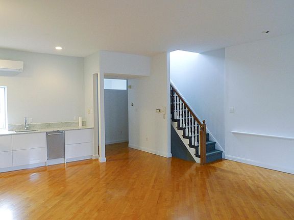 2nd image of 919 E Passyunk Ave