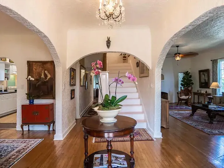 302 Fordham Dr — Photo 2