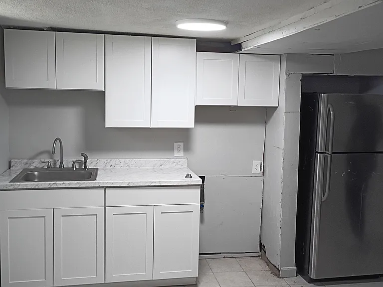646 Cranston St #B — Photo 6