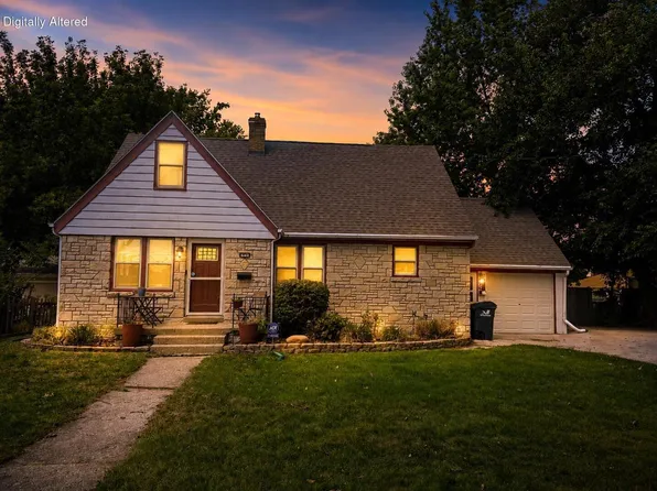 602 E College AVENUE, Waukesha, WI 53186