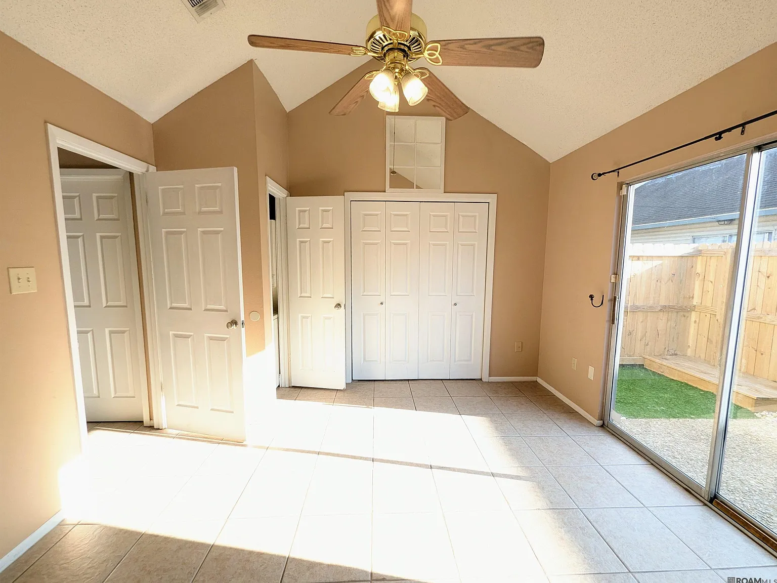 402 Lee Dr — Photo 3