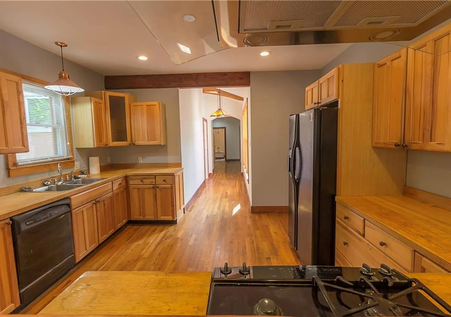 Gorgeous Hyde Park 7 bed House featuring flexible, updated floor plan. — Photo 4