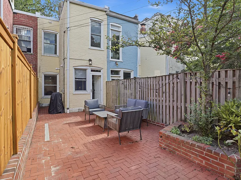 1526 D St SE #1 — Photo 26