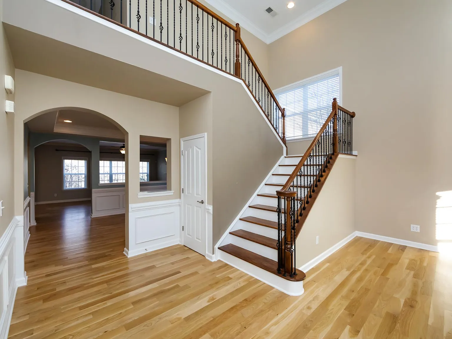 5 bed, 3505 sqft, $3,680 — Photo 3