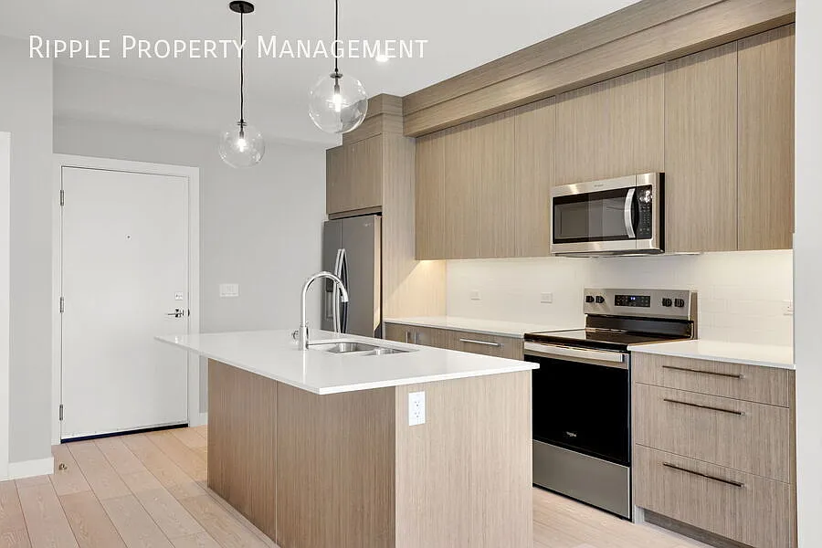 Amazing 2 Beds/ 2 Baths Condo With Underground Parking Included! — Photo 3