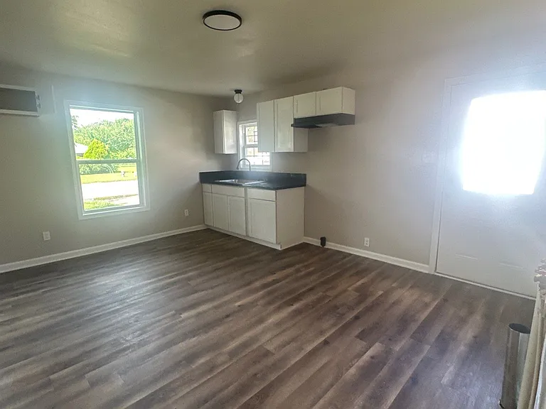 230 W Thomas St — Photo 2