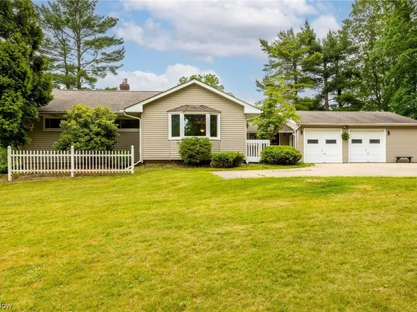 17633 Haskins Rd, Chagrin Falls, OH 44023