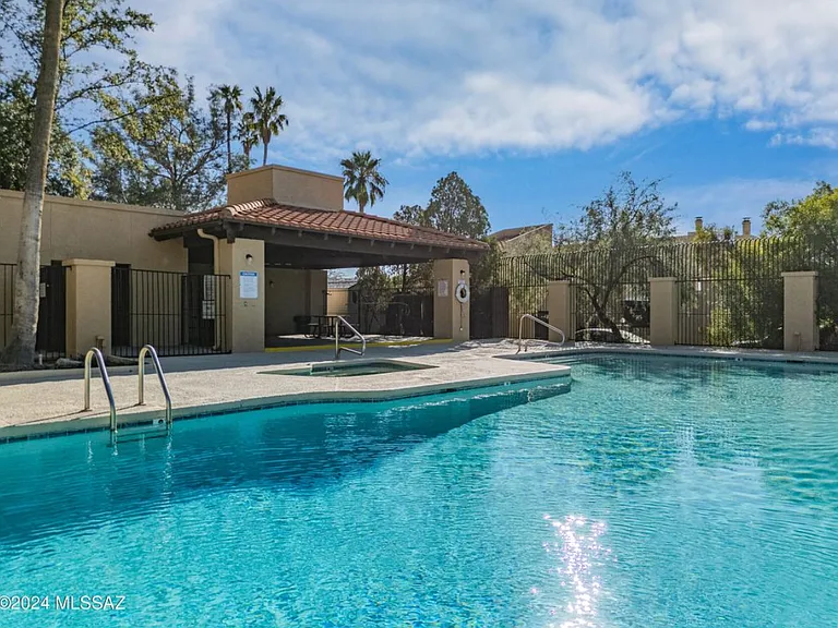 4417 W Pyracantha Dr — Photo 2
