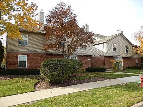 131 Kristin Cir APT 10, Schaumburg, IL 60195