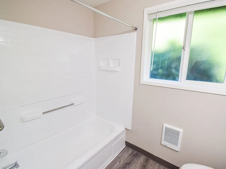 Newly Updated Single Level 2 Bedroom Apt in SE Portland! — Photo 16