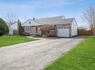 704 Pat Dr, West Islip, NY 11795