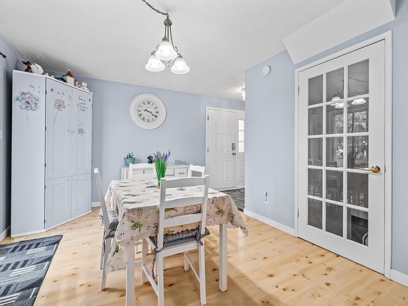 4th image of 10940 Beaumaris Rd NW