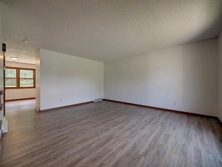 English Village Apartments — Photo 12