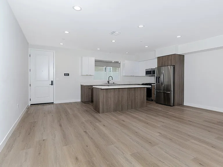 10218 Fernglen Ave #101 — Photo 10