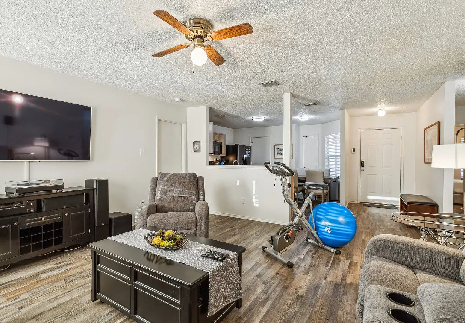 3 bed, 2.0 bath, 1265 sqft, $1,950 — Photo 3