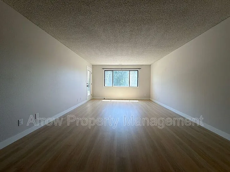 2334 N 44th St #19 — Photo 4